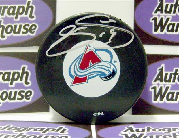 Autographed Hockey Puck Colorado Avalanche M154770
